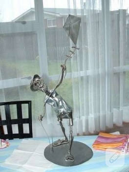 Metalden uçurtma uçuran adam..