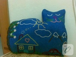 Hem kedi hem yastık hem oyuncak :)