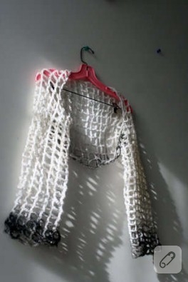 Siyah sprey ile boyanmış bolero hırka