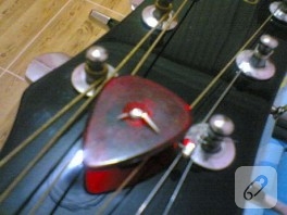 Gitar penasından saat