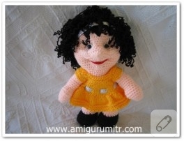 Amigurumi kıvırcık saçlı oyuncak bebek