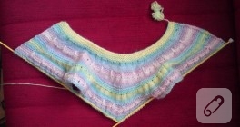 Pastel renklerde örgü yelek