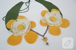 Papatyalı keçe yaka kolye
