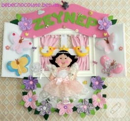 Pencerede Zeynep prenses