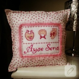 Pembe kanaviçe bebek yastığı