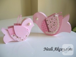 Pembe ahşap kuşlar