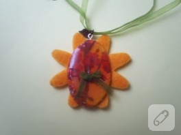 Fimo ve keçe kullanılarak yapılmış kolye