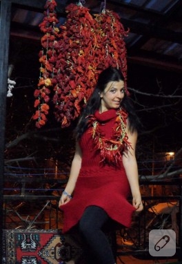 Kırmızı örgü elbise