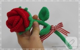 Amigurumi kırmızı gül