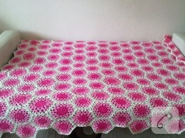 Pembe örgü yatak örtüsü