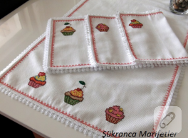 Topkek temalı runner (kanaviçe)