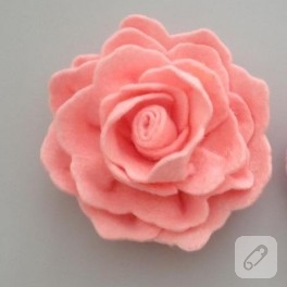 Pembe romantik keçe gül
