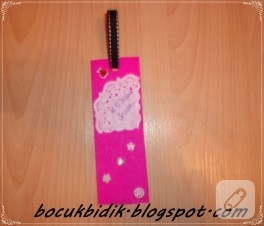 Pembe kitap ayracı