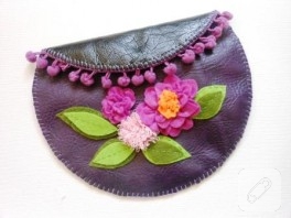 Deri clutch çanta, keçe ve iğne oyası süslemeli