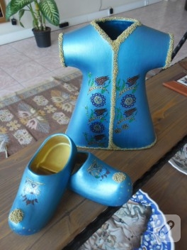 Mavi kaftan ve çarıklar