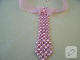 Pembe kravat yaka kolye