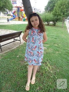 Mavi çiçekli elbise