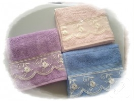 Pastel renklerde havlular ve güpürlü havlu kenarları