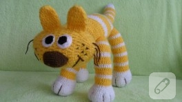 Sarı beyaz renkte tığ işi kedi