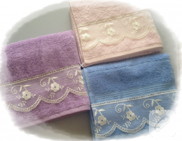 Pastel renklerde havlular ve güpürlü havlu kenarı modelleri