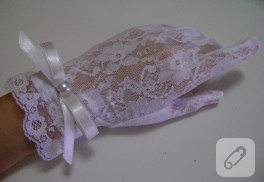 Saten fiyonklu, inci düğmeli beyaz dantel nikah eldiveni