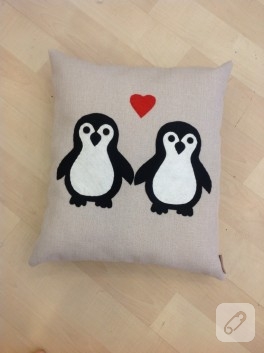 Penguenler bir yastıkta