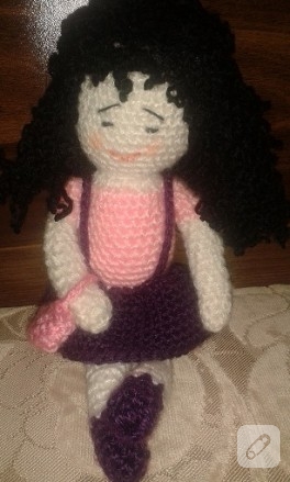 Siyah kıvırcık saçlı amigurumi bebek modeli