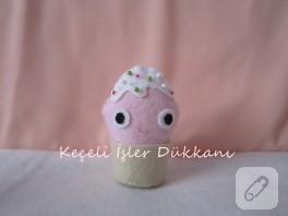 Çilekli cupcake keçe iğnelik
