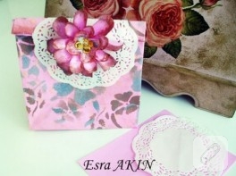 Düz renk fon kartonu ile desenli hediye paket yapımı