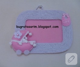 Pembe pusetli keçe çerçeve