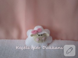 Keçeden kuzu şeklinde bebek şekeri