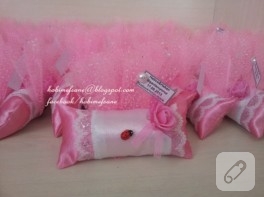 Pembe nişan yastığı