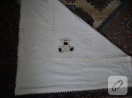 Keçeden ayıcık aplikeli bebek battaniyesi