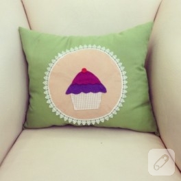 Cupcake aplikeli yeşil keçe yastık