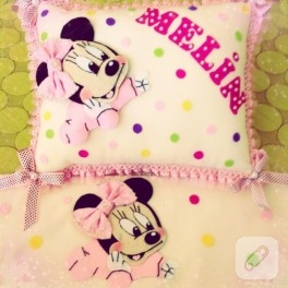 Minnie Mouse bebek battaniyesi ve takı yastığı
