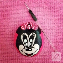 Minnie ve Mickey Mouse desenli taş boyama