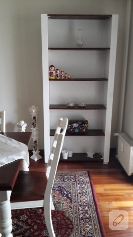 El yapımı ahşap kitaplık