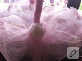 Pembe tüller ve beyaz güllerle bebek sepeti süsleme