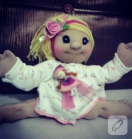 Sarı saçlı çorap bebek
