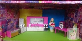 Kartondan Barbie evi