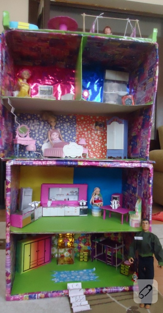 Kartondan Barbie evi