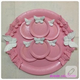 Beyaz kelebekli pembe polyester tabaklar