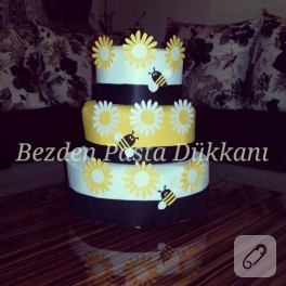 Keçe süslemeli bebek bezi pastaları