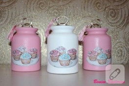Cupcake ve püskül süslemeli cam kavanozlar
