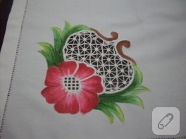 Beyaz işi ve kumaş boyamalı sehpa örtüsü