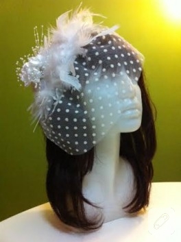 Nikah şapkası / vualet; incili çiçekler ile süslü, puantiyeli tüllü
