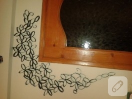 Tuvalet kağıdı ruloları ile duvar süsleme