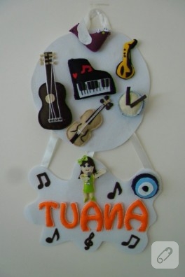 Keçe müzik temalı, isimli kapı süsü