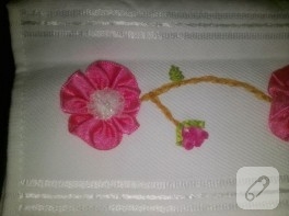 Kurdele nakışlı ve kenarı iğne oyalı mutfak havlusu
