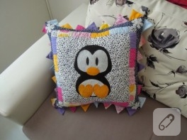 Perky Penguen aplikeli yastık